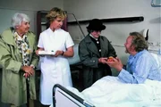 Oma Drombusch (Grete Wurm, 2.v.r.) und Frau Werbelhoff (Jane Tilden, l.) besuchen ihren Musikfreund Achenburger (Werner Eichhorn), der im Krankenhaus auf der gleichen Station liegt, auf der Vera (Witta Pohl, 2.v.l.) arbeitet. Oma Drombusch (Grete Wurm, 2.v.r.) und Frau Werbelhoff (Jane Tilden, l.) besuchen ihren Musikfreund Achenburger (Werner Eichhorn), der im Krankenhaus auf der gleichen Station liegt, auf der Vera (Witta Pohl, 2.v.l.) arbeitet.
