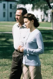 Gemeinsam machen sich Bew&auml;hrungshelfer Travis (Tommy Lee Jones, l.) und die unschuldige Libby (Ashley Judd, r.) auf die Suche nach dem kleinen Matt ...