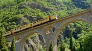 Der "train jaune", der Gelbe Zug, verbindet die D&ouml;rfer in den &ouml;stlichen Pyren&auml;en.