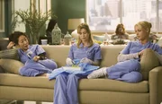 Treffen sich in der Dermatologie und kommen &uuml;berein, dass sie dort nicht gl&uuml;cklich werden w&uuml;rden, weil es zu langweilig und friedlich ist: Cristina (Sandra Oh, l.), Meredith (Ellen Pompeo, M.) und Izzie (Katherine Heigl, r.) ...