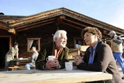 Lisbeth (Monika Baumgartner, r.) und Richard Bauer (Claus Wilcke, l.) sitzen vor dem im Bau befindlichen Restaurant. Lisbeth er&ouml;ffnet Bauer, dass sie sein Angebot, die Leitung dieses Restaurants zu &uuml;bernehmen, nicht annehmen wird.