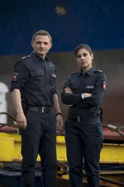 Das neue Ermittler-Dreamteam aus Leer, Ostfriesland: Die Streifenpolizisten Jens Jensen (Florian Lukas) und S&uuml;her &Ouml;zl&uuml;g&uuml;l (Sophie Dal).