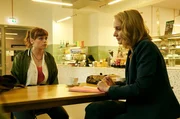 Romy Heiland (Christina Athenst&auml;dt, r.) und Tilly Vogel (Sina Rei&szlig;, l.) wissen nicht, ob sie die schweren Anschuldigungen gegen ihre Mandantin entkr&auml;ften k&ouml;nnen.