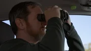 HSI-Agent Connor benutzt ein Fernglas, um einen Verd&auml;chtigen w&auml;hrend eines Einsatzes in San Diego, Kalifornien, zu beobachten (National Geographic)