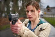 Jenny (Katrin Heß) schaltet einen flüchtenden Verdächtigen aus. Die Verwendung des sendungsbezogenen Materials ist nur mit dem Hinweis und Verlinkung auf TVNOW gestattet. Jenny (Katrin Heß) schaltet einen flüchtenden Verdächtigen aus. Die Verwendung des sendungsbezogenen Materials ist nur mit dem Hinweis und Verlinkung auf TVNOW gestattet.