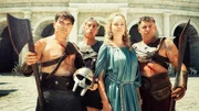 Die Gladiatoren Titus (Carsten Strauch, l.), Juba (Alexander Schubert, 2.v.l.) und Dionysios (Paul Sedlmeir, r.) stehen vor ihrer gr&ouml;&szlig;ten Herausforderung. Wie sollen sie Onira (Judith Richter, 2.v.r.) klar machen, dass ihr Mann in der Arena von einem L&ouml;wen zerfetzt wurde?