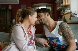Frischverliebt: Franzi (Lena Meckel) und Osman (Aram Arami).