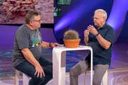 Von Bioniker Professor Christoph Neinhuis (r.) erf&auml;hrt Elton heute bei "1, 2 oder 3", wie manche Kakteen mit ihren Dornen Wasser gewinnen.