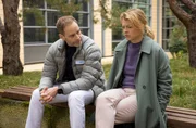 Dr. Ina Schulte (Isabell Gerschke) und Dr. Kai Hoffmann (Julian Weigend) teilen ihre Sorgen miteinander. Dr. Ina Schulte (Isabell Gerschke) und Dr. Kai Hoffmann (Julian Weigend) teilen ihre Sorgen miteinander.