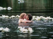 Im Seerosenteich, ihrem gemeinsamen Treffpunkt, schw&ouml;ren Isabelle (Natalia W&ouml;rner) und Jon (Tim Bergmann) sich ewige Treue.