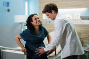 Bei Leyla (Sanam Afrashteh, l.), setzen die Wehen ein. Ben (Philipp Danne, r.) kommt gerade noch rechtzeitig. Bei Leyla (Sanam Afrashteh, l.), setzen die Wehen ein. Ben (Philipp Danne, r.) kommt gerade noch rechtzeitig.