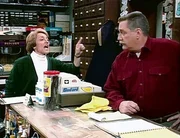 Harry (Blake Clarke) gef&auml;llt es ganz und gar nicht, dass Dolores (Shirley Prestia) nun auch in dem Eisenwarenladen mitmischt.