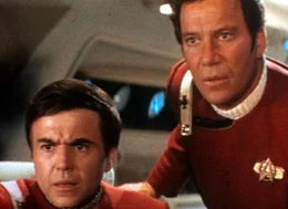 Um das Leben der Enterprise-Besatzung zu retten, hat Mr. Spock sein Leben geopfert. Entsetzt erfahren Chekov (Walter Koenig, l.) und Captain Kirk (William Shatner, r.) von seinem Tod und machen sich auf den Weg, den Leichnam von Mr. Spock zu suchen, um ihn auf Vulkan zu beerdigen ...