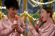Karaoke im Pyjama: Lucy (Kensington Tallman, r.) ist zu Charlottes (Gloria Colston) Pyjama-Party eingeladen.