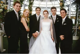 Stifler (Seann William Scott, li.), Cadence (January Jones, 2.v.li.), Finch (Eddie Kaye Thomas, 2.v.re.) und Kevin (Thomas Ian Nicholas, re.) umrahmen das gl&uuml;ckliche Brautpaar Michelle (Alyson Hannigan) und Jim (Jason BiggsStifler (Seann William Scott, li.), Cadence (January Jones, 2.v.li.), Finch (Eddie Kaye Thomas, 2.v.re.) und Kevin (Thomas Ian Nicholas, re.) umrahmen das glĂĽckliche Brautpaar Michelle (Alyson Hannigan) und Jim (Jason Biggs