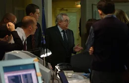 Ward Abbott (Brian Cox, M.) versucht, sein Team perfekt auf den Einsatz vorzubereiten, aber auf Bourne kann man nie vorbereitet sein ...