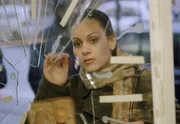 Einbruch in einem Antiquit&auml;tengesch&auml;ft: Yasmin (Burcu Dal) schaut durch das zertr&uuml;mmerte Schaufenster.