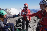 SRF DOK Das Expeditionsteam Gr&ouml;nland &ndash; Achtung, Steinschlaggefahr! Folge 4 Gipfelbesteigung: Ramona Volken, Lea Schneider und Naomie B&uuml;rki