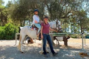 Mit Elpida Hatziioannou-Id&eacute;, die eine Ranch im Landesinneren, macht Tamina Kallert (l) einen Reitausflug zu einem traditionellen griechisch-orthodoxen Kloster.