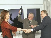 MDR Fernsehen IN ALLER FREUNDSCHAFT FOLGE 227, "Lass uns Freunde bleiben", am Donnerstag um 11:40 Uhr. Prof. Simoni und Prof. Keller verleben mit Angela Bauer einen am&uuml;santen Abend. Angela Bauer (Monika Guthmann), Prof. Keller (Gert G&uuml;tschow) und Prof. Simoni (Dieter Bellmann).