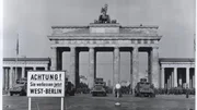 Der Mauer aus Beton geht eine Mauer aus Menschen voraus. Das Brandenburger Tor wird 28 Jahre lang Symbol f&uuml;r die Teilung Deutschlands.