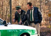 Hubert (Christian Tramitz, rechts) und Staller (Helmfried von L&uuml;ttichau) grenzen den Tatort ein.