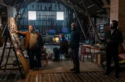 V. li. n. re.: Der Hacker Emmenthaler (Nicolas Bro) zeigt Lennart (Lars Brygmann), Markus (Mads Mikkelsen) und Otto (Nikolaj Lie Kaas) seine Ergebnisse.