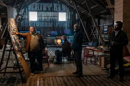 V. li. n. re.: Der Hacker Emmenthaler (Nicolas Bro) zeigt Lennart (Lars Brygmann), Markus (Mads Mikkelsen) und Otto (Nikolaj Lie Kaas) seine Ergebnisse.