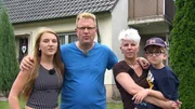 Jasminka (li.), Papa Robert, Mama Lubi und der 12-j&auml;hrige Maxi, der an der Glasknochenkrankheit leidet