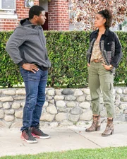 Okieriete Onaodowan (Dean Miller), Barrett Doss (Victoria Hughes).