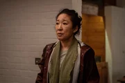 Eve (Sandra Oh) kann nicht glauben, dass es sich bei der Tat nicht um Selbstmord handelt. Sie ist sich sicher, dass ihr Kollege zum Schweigen gebracht wurde. Doch warum?