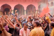Beim indischen Holi-Fest werden Fruchtbarkeitsriten im Rausch der Farben mit Geschichten über die Konkurrenz zwischen den Hindu-Göttern vermischt. Beim indischen Holi-Fest werden Fruchtbarkeitsriten im Rausch der Farben mit Geschichten über die Konkurrenz zwischen den Hindu-Göttern vermischt.