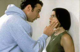 Nicht genug, dass Sidney (Neve Campbell, r.) von der Vergangenheit eingeholt wird, es taucht auch noch Cotton Weary (Liev Schreiber, l.) auf. Er hat nicht vergessen, dass er wegen ihrer falschen Beschuldigung ein Jahr in der Todeszelle verbrachte ...