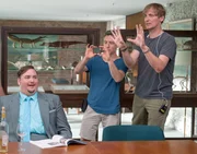 Arbeitsfoto mit  Regisseur Lars Kraum (re.), Kameramann Jens Harant (2. v. re.) und Daniel Zillmann als Helmuth Machalik, (Mitte).