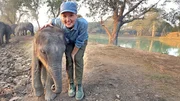In Indien lernt Nina sogar Baby-Elefanten kennen.