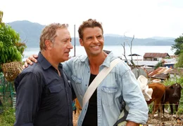 Tom (Stephan Luca, r.) ist froh, im Luxushotel von Gruber (Robert Giggenbach) einen Job zu bekommen.