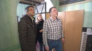 Rudi f&uuml;hrt Eva und Daniel durch die R&auml;ume ihres Hauses...