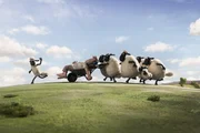 Shaun (l.) und seine Freunde wollen endlich mal einen Tag frei haben und versetzen den nervigen Bauern (2.v.l.) kurzerhand in einen Tiefschlaf, doch dann gerät alles außer Kontrolle und die Schafe müssen sich in der Stadt auf die Suche nach dem Farmbesitzer machen ... Shaun (l.) und seine Freunde wollen endlich mal einen Tag frei haben und versetzen den nervigen Bauern (2.v.l.) kurzerhand in einen Tiefschlaf, doch dann gerät alles außer Kontrolle und die Schafe müssen sich in der Stadt auf die Suche nach dem Farmbesitzer machen ...