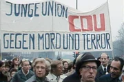 Das Jahr 1974 – Bundeskanzler Willy Brandt tritt wegen eines Spions aus Ost-Berlin zurück, im West-Teil der Stadt geht der neue Flughafen Berlin-Tegel an den Start und der Hit „Über den Wolken“ schafft den Sprung über die Mauer. Eine Berlin-Chronik der Superlative: 40 Folgen, von 1961, dem Jahr des Mauerbaus, bis zum neuen Jahrtausend 1999, zehn Jahre nach dem Mauerfall. - Trauerfeier für Günter von Drenkmann