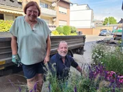 Maren Bichel-Schnock und Peter packen f&uuml;r eine gr&uuml;ne Wohlf&uuml;hloase beim Pflanzen mit an.