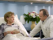Professor Simoni (Dieter Bellmann) versucht in seiner charmant resoluten Art Thea Bergheim (Judy Winter) von einer Operation zu überzeugen. Professor Simoni (Dieter Bellmann) versucht in seiner charmant resoluten Art Thea Bergheim (Judy Winter) von einer Operation zu überzeugen.