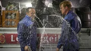Nachdem Semir (Erdogan Atalay, l.) und Paul (Daniel Roesner) den Angriff auf ihren Wagen &uuml;berlebt haben, wurden sie auch noch beschossen und stehen jetzt unter einer Bierdusche.