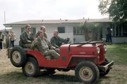 James Baker (M.r.), Ronald Reagan  (M.) und Michael Deaver (hinten M.) im Jeep.