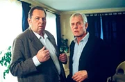 Peter Miller (Rolf Becker, r.) teilt Benno (Ottfried Fischer) mit, dass seine Frau seit kurzem wie vom Erdboden verschwunden ist.