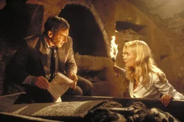 In den Katakomben Venedigs hofft Indiana Jones (Harrison Ford, l.), zusammen mit der attraktiven Elsa Schneider (Alison Doody, r.) die zweite Tafel zu finden, die den Weg zum Kelch Jesu Christi zeigen soll. Doch er ist auch auf der Suche nach seinem verschollenen Vater ...