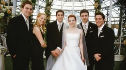 Stifler (Seann William Scott, li.), Cadence (January Jones, 2.v.li.), Finch (Eddie Kaye Thomas, 2.v.re.) und Kevin (Thomas Ian Nicholas, re.) umrahmen das gl&uuml;ckliche Brautpaar Michelle (Alyson Hannigan) und Jim (Jason Biggs