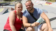 Christian und Nathalie werden bald Eltern. Doch an ihrem ausschweifenden Lebensstil wollen die beiden vorerst nichts &auml;ndern. Der Umzug in die erste gemeinsame Wohnung steht an. Die Kosten daf&uuml;r soll das Amt bezahlen.