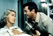 Nick Evan (Tony Curtis) benimmt sich wie auf einem Luxusdampfer und entwickelt Talente in seiner Funktion als Versorgungsoffizier. Mit Leutnant Barbara Dugan (Dina Merrill) will er ein Sektgelage feiern.