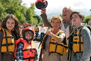 Katharina (Uschi Glas), Peter (Michael K&ouml;nig) und dessen Enkelkinder Saskia (Leslie-Vanessa Lill, li.), Florian (Benedikt H&ouml;sl, re.) und Benni (Jannik Brengel) freuen sich auf einen abenteuerlichen Bootsausflug.