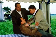Hans Korndorfer (Philipp Brammer) wird von Florian Auracher (Oliver Clemens) angegriffen. Benno Berghammer (Ottfried Fischer) kann die Streith&auml;hne gerade noch rechtzeitig trennen.